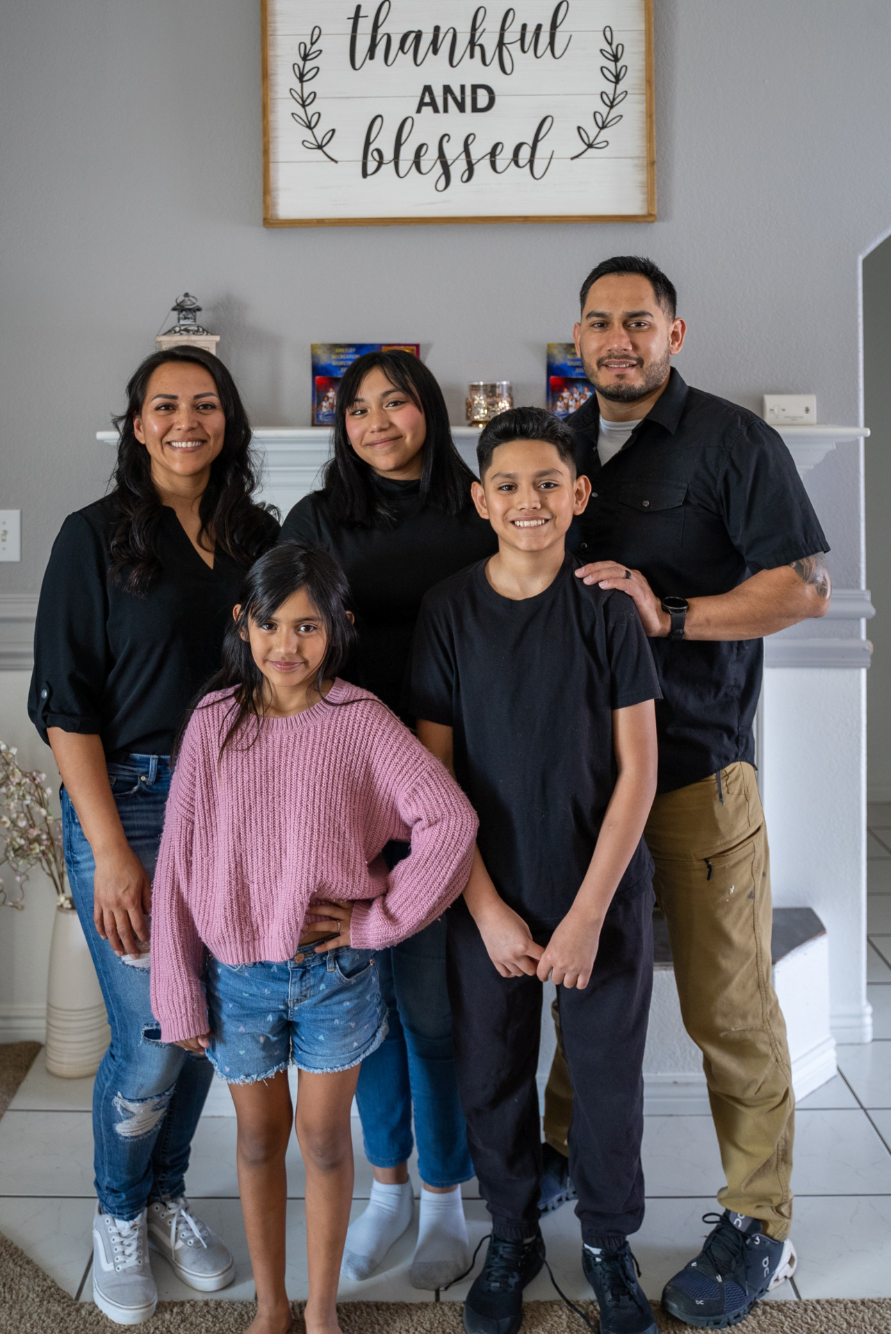 La familia adoptiva Berellez, de cinco miembros, posa en su casa en Colorado.