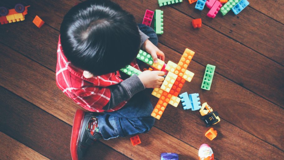 Niño jugando con legos