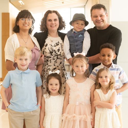 Mom and Dad with their seven children ages 17 to 4.